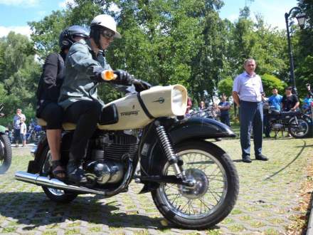 zabytkowe motocykle w parku